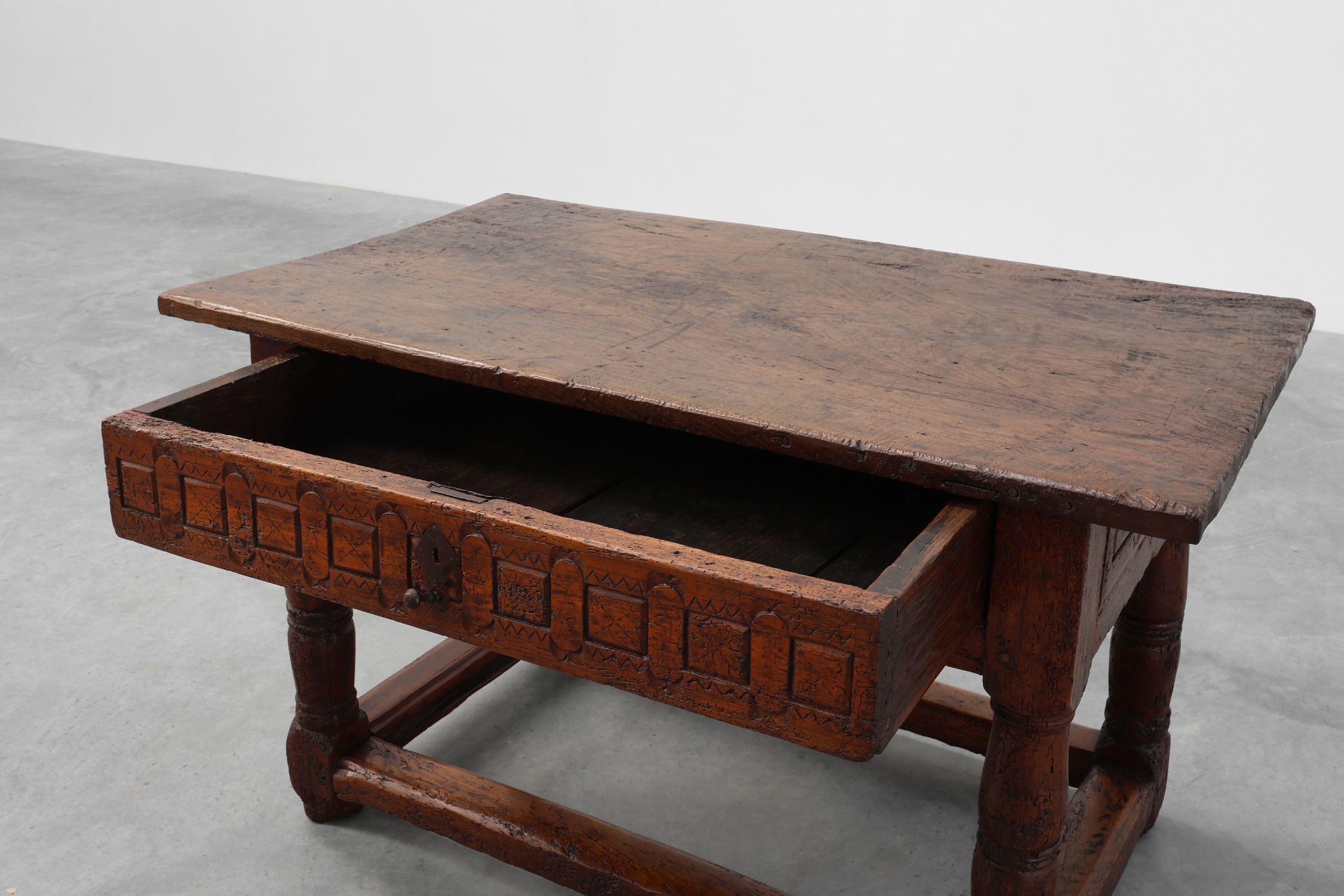 Oak hand-carved side table in wabi wabi style, Spain, 17th Centurythumbnail